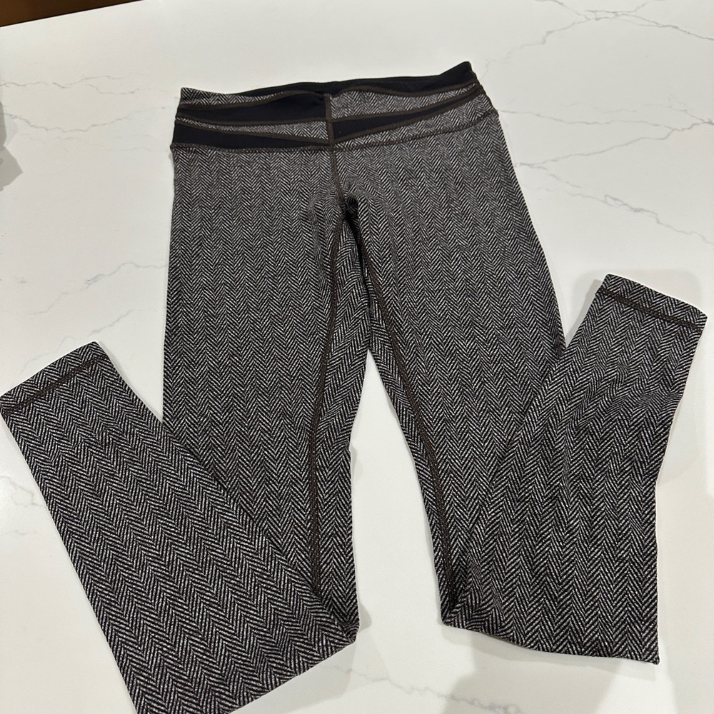 Lululemon Black & White Leggings Size 6